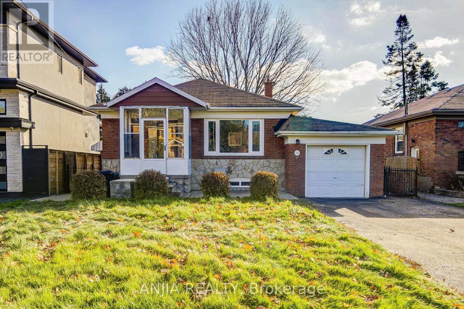 203 VAN DUSEN BOULEVARD, Toronto, Ontario