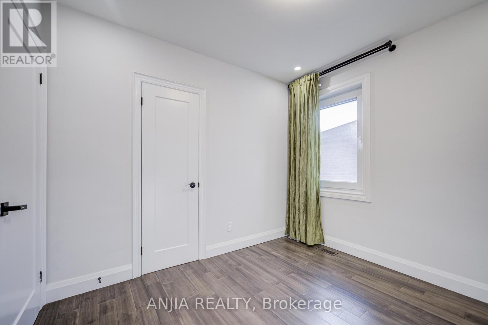 203 Van Dusen Boulevard, Toronto, Ontario M8Z 3H7 - Photo 10 - W12570150