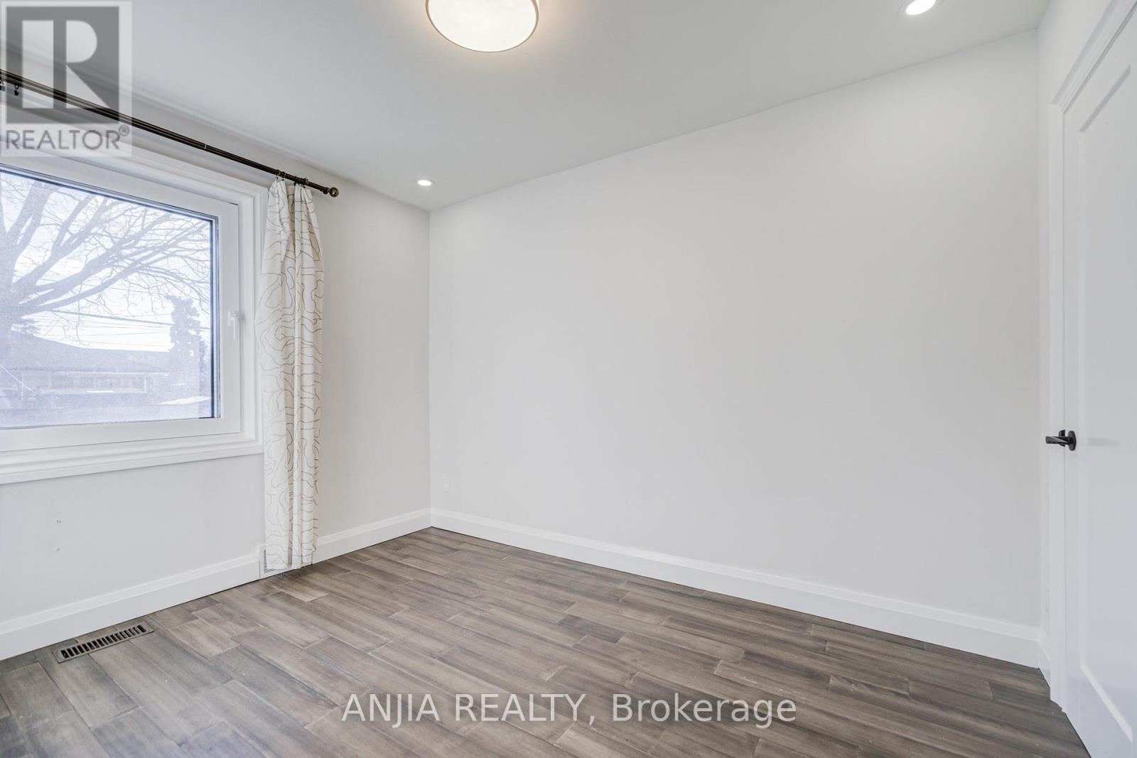 203 Van Dusen Boulevard, Toronto, Ontario M8Z 3H7 - Photo 11 - W12570150