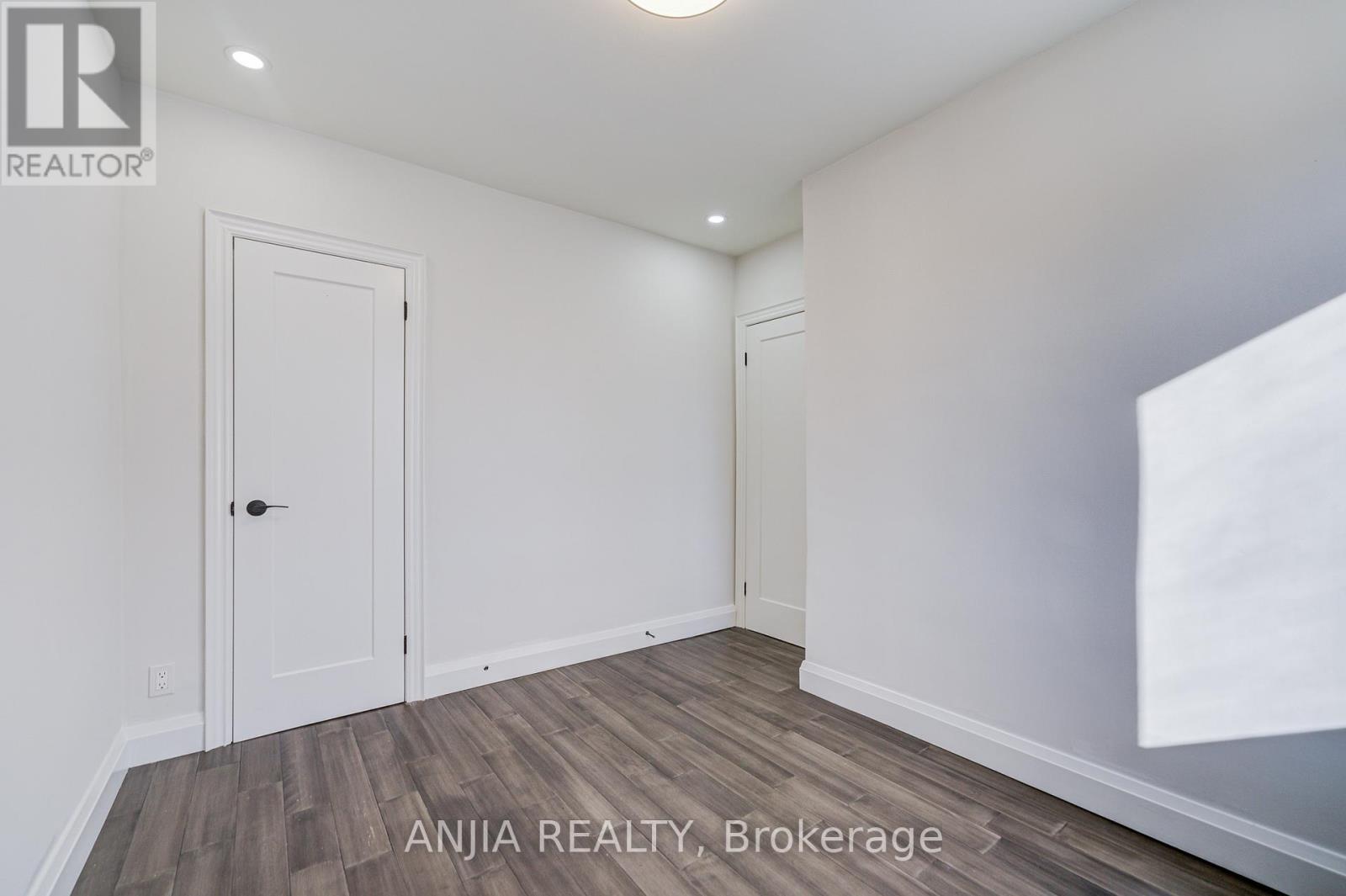 203 Van Dusen Boulevard, Toronto, Ontario M8Z 3H7 - Photo 12 - W12570150