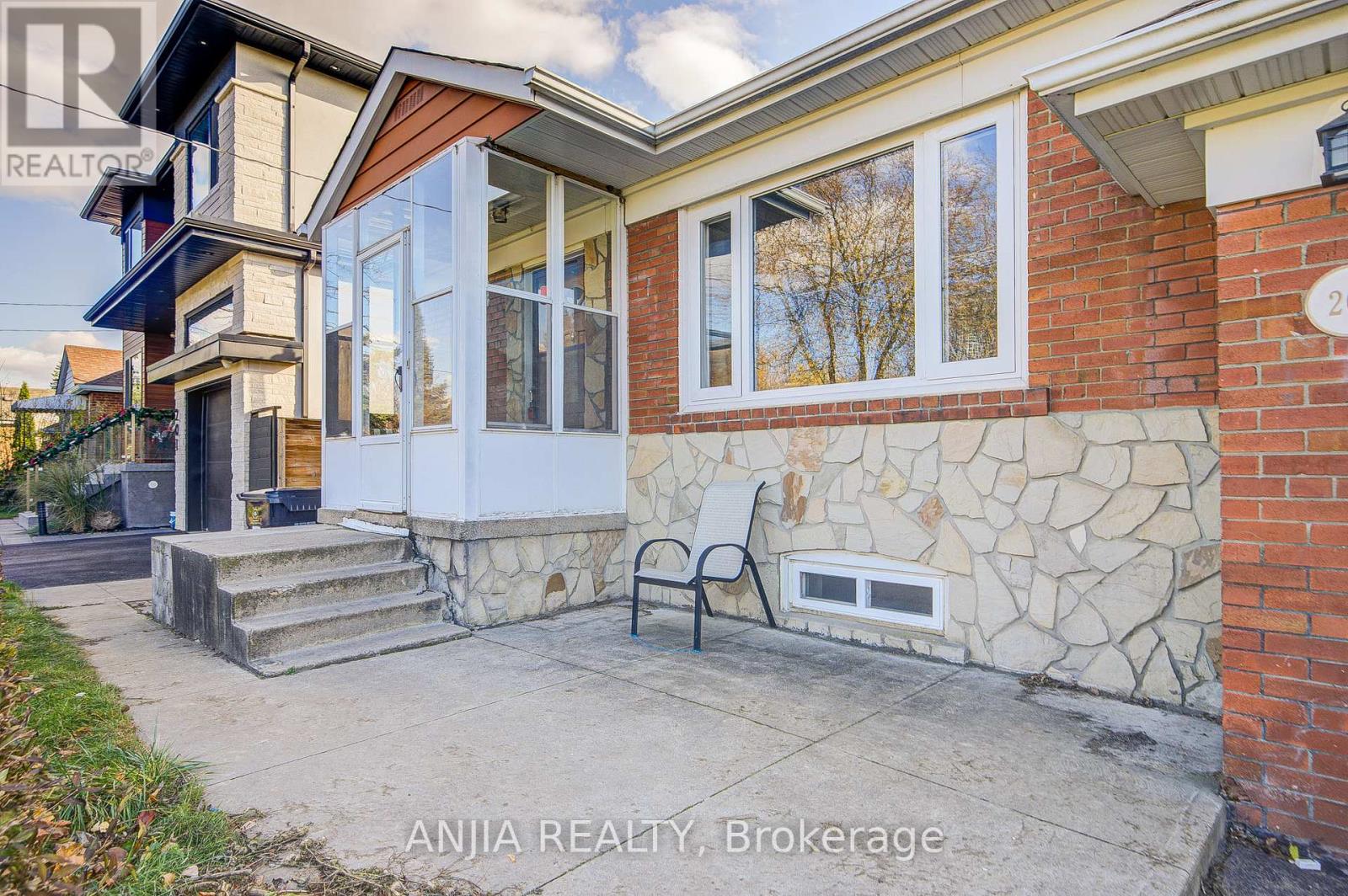 203 Van Dusen Boulevard, Toronto, Ontario M8Z 3H7 - Photo 2 - W12570150