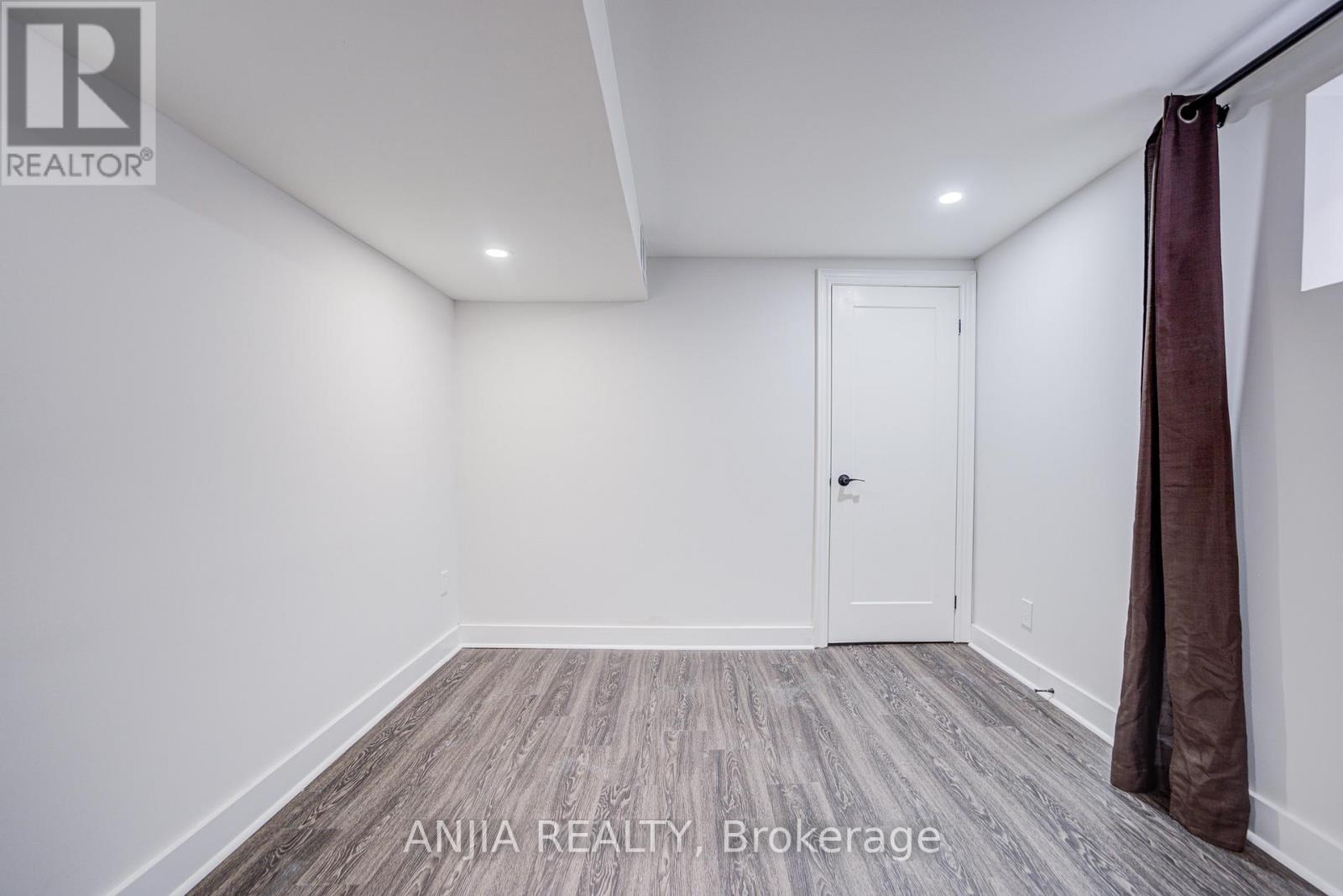 203 Van Dusen Boulevard, Toronto, Ontario M8Z 3H7 - Photo 20 - W12570150