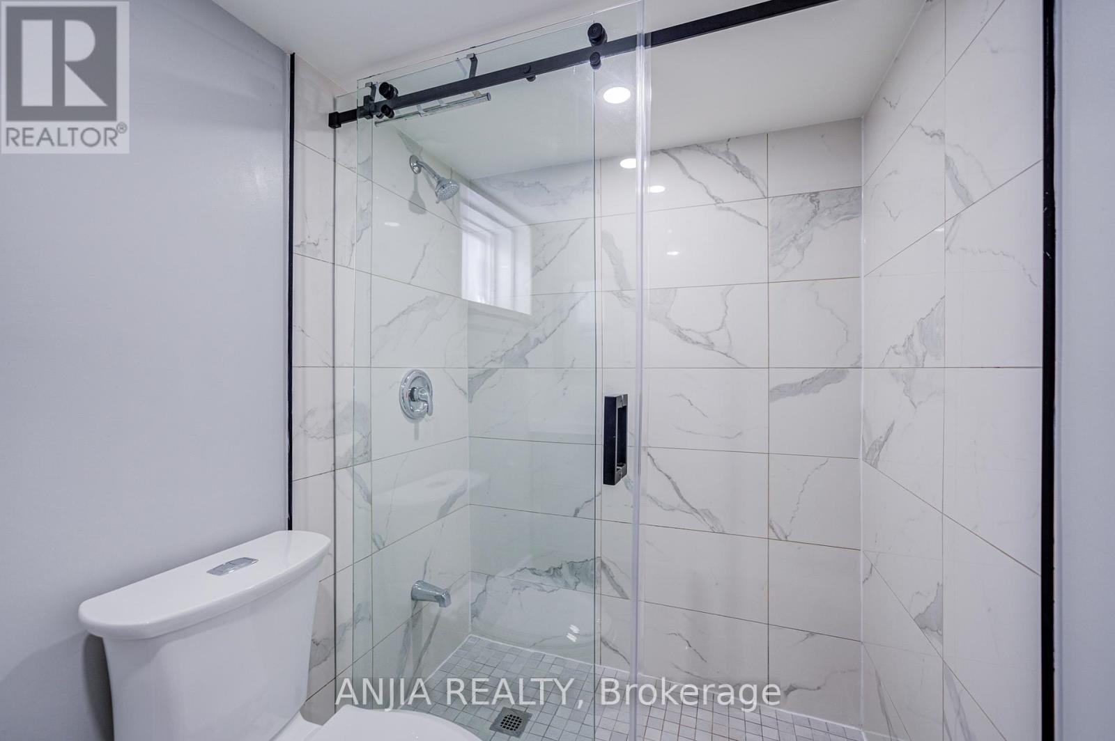 203 Van Dusen Boulevard, Toronto, Ontario M8Z 3H7 - Photo 23 - W12570150