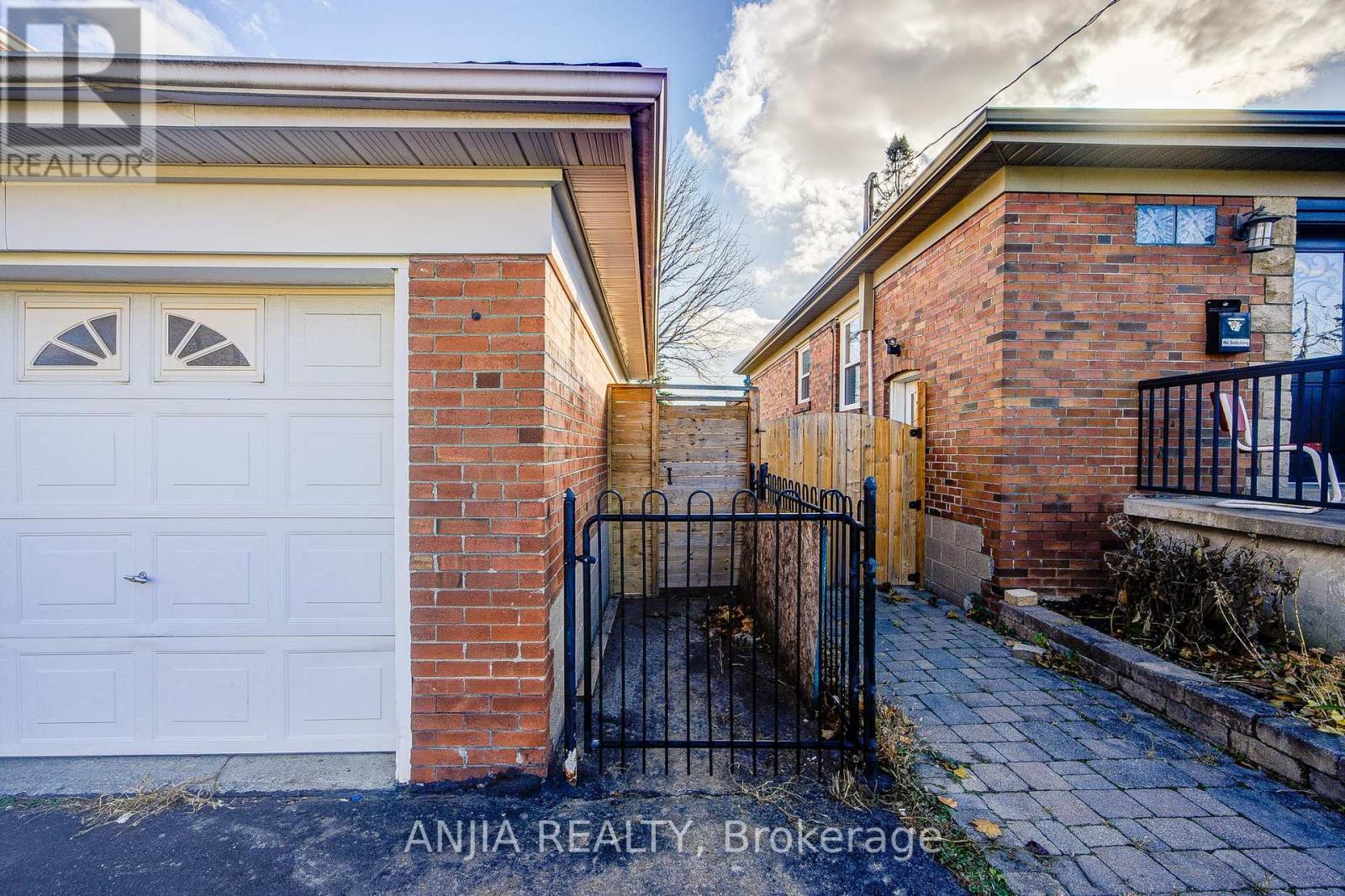 203 Van Dusen Boulevard, Toronto, Ontario M8Z 3H7 - Photo 24 - W12570150