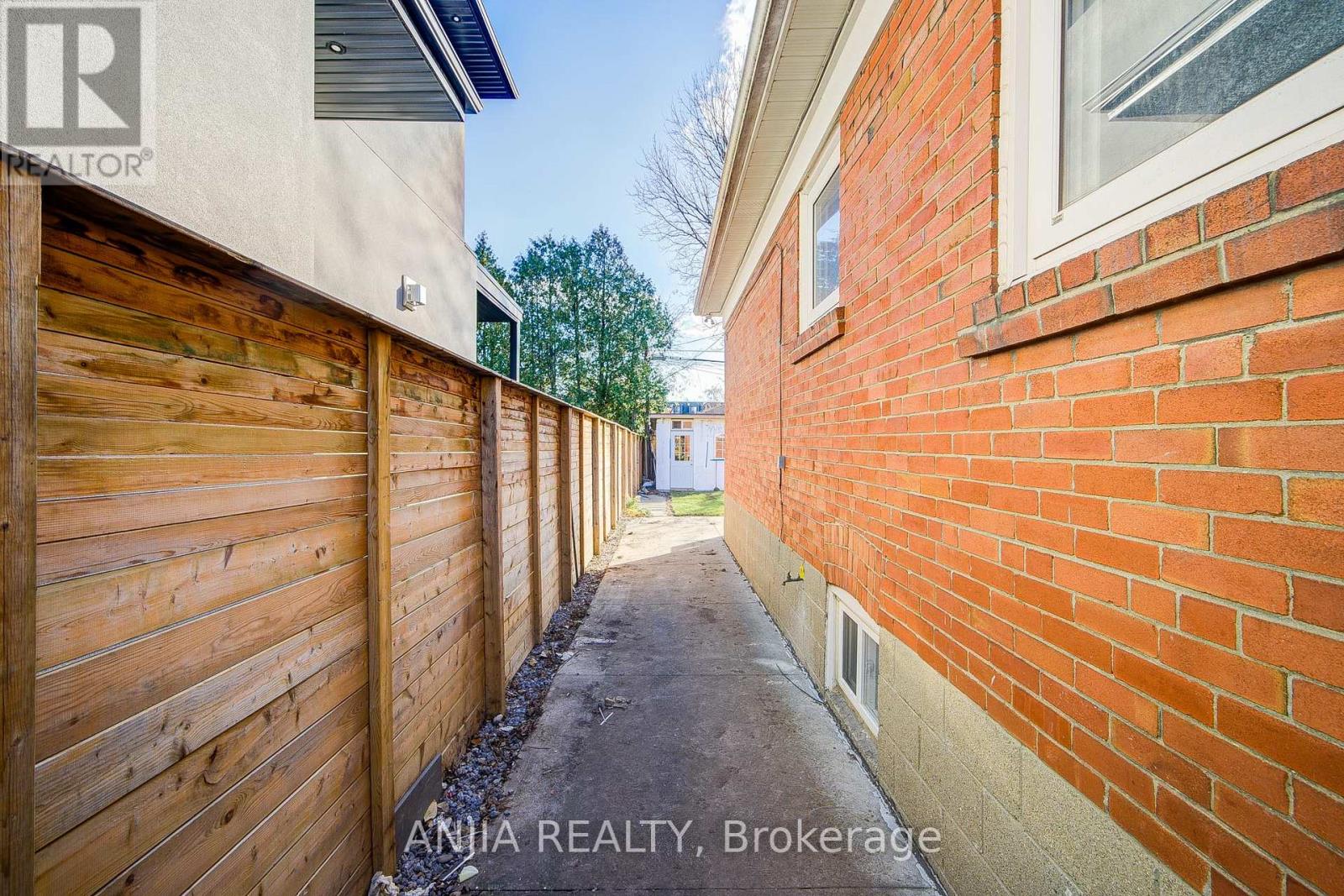 203 Van Dusen Boulevard, Toronto, Ontario M8Z 3H7 - Photo 25 - W12570150