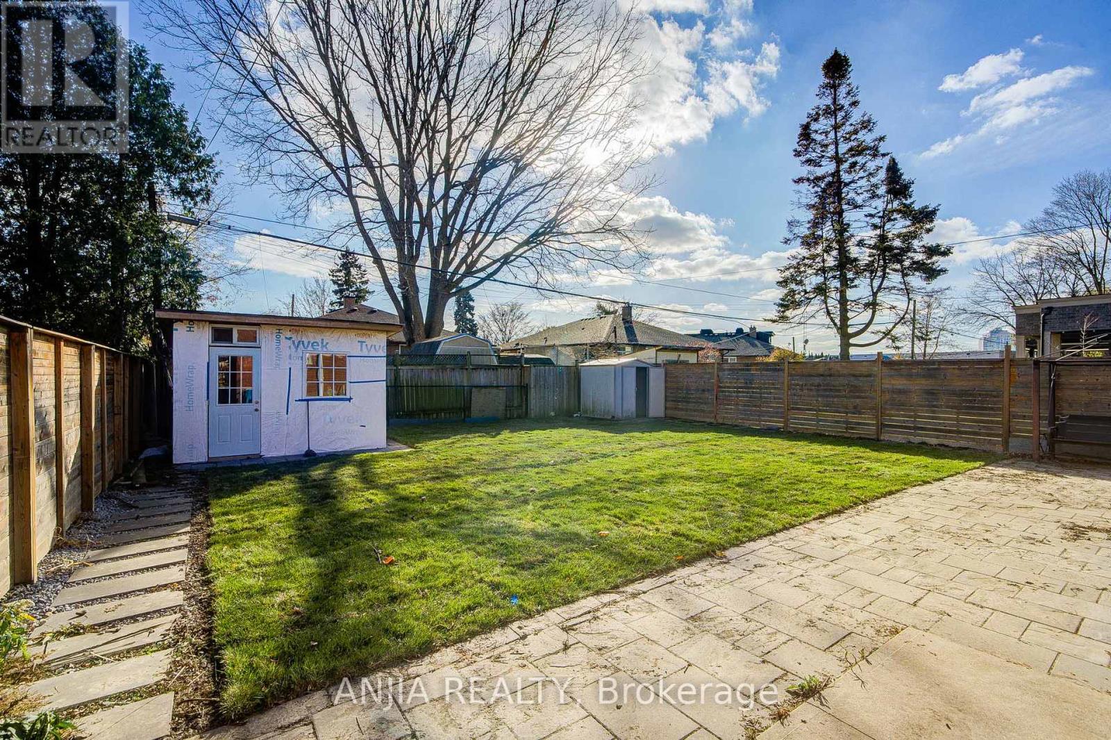 203 Van Dusen Boulevard, Toronto, Ontario M8Z 3H7 - Photo 26 - W12570150