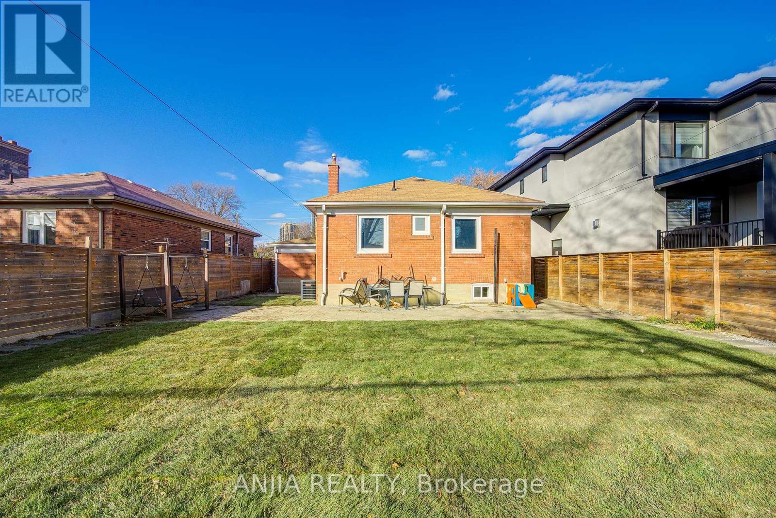 203 Van Dusen Boulevard, Toronto, Ontario M8Z 3H7 - Photo 27 - W12570150