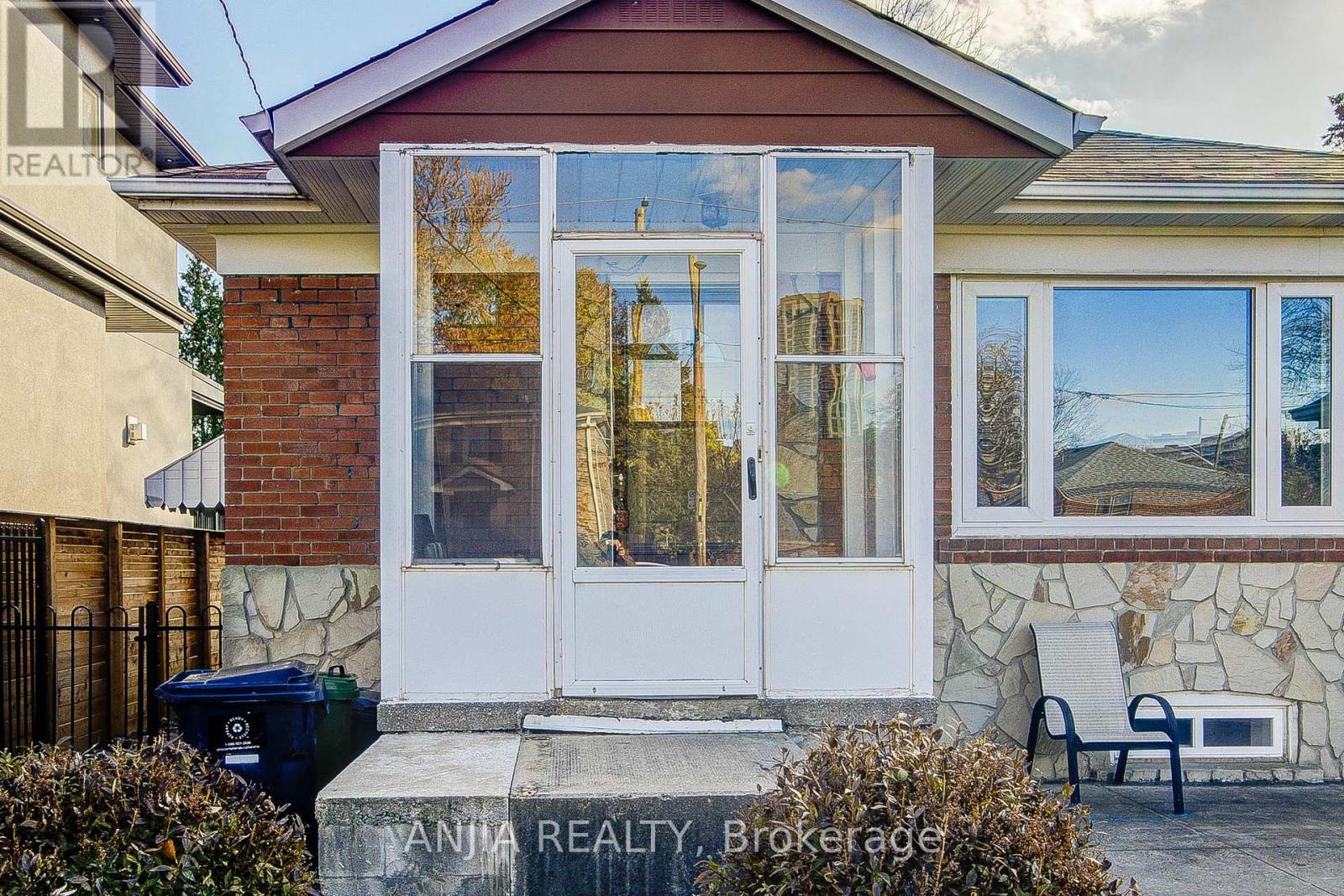 203 Van Dusen Boulevard, Toronto, Ontario M8Z 3H7 - Photo 3 - W12570150