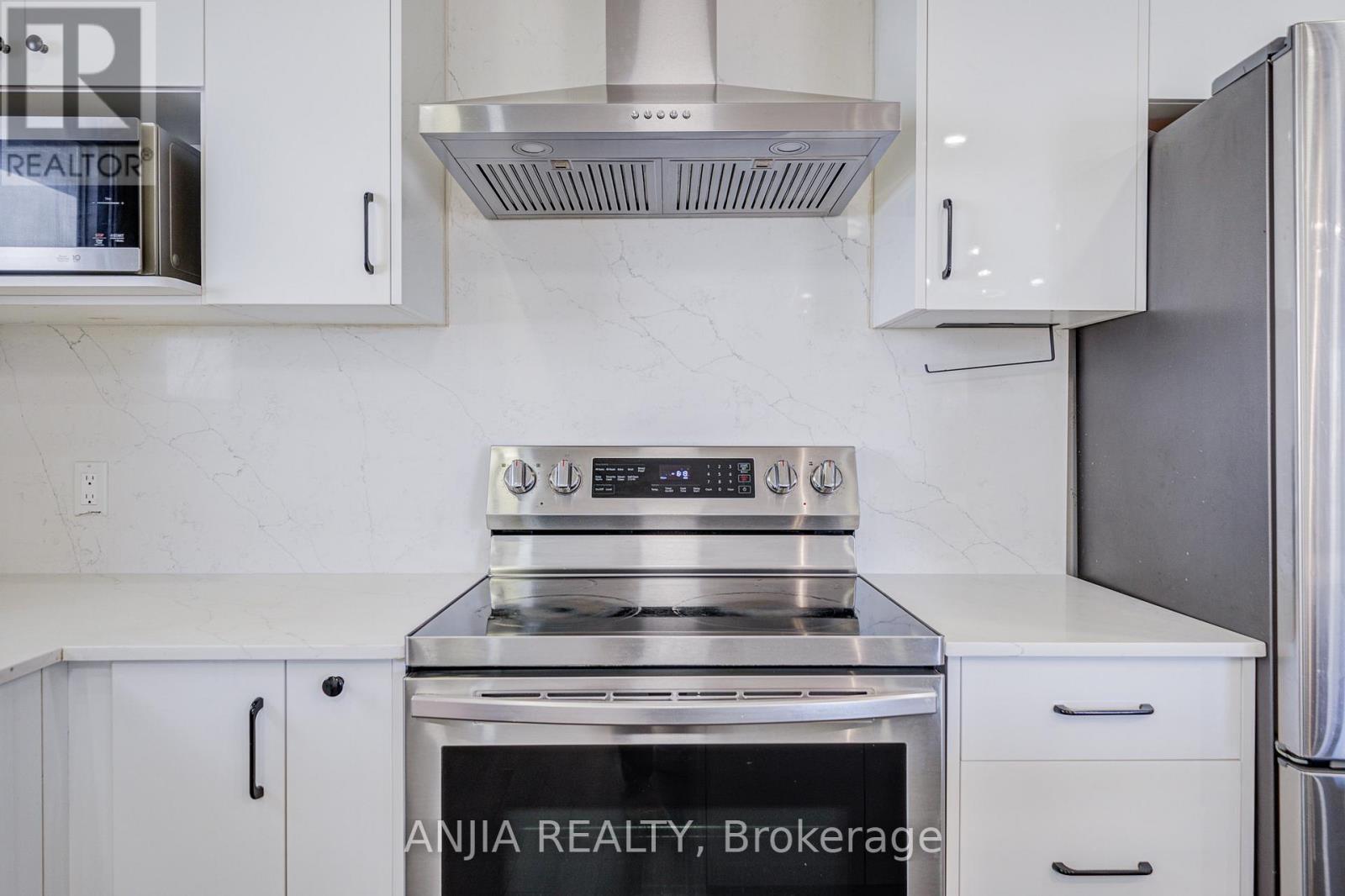 203 Van Dusen Boulevard, Toronto, Ontario M8Z 3H7 - Photo 7 - W12570150