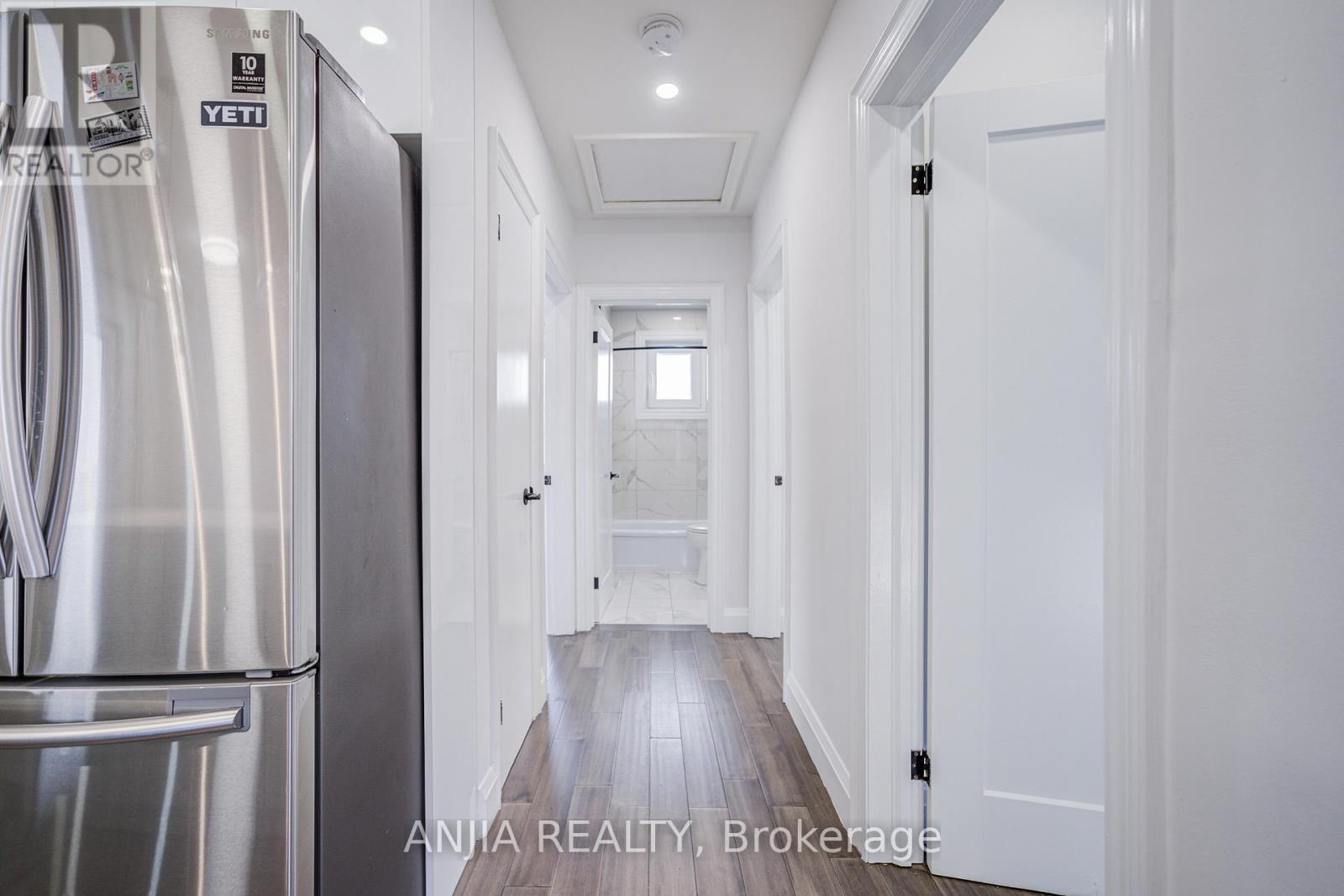 203 Van Dusen Boulevard, Toronto, Ontario M8Z 3H7 - Photo 8 - W12570150