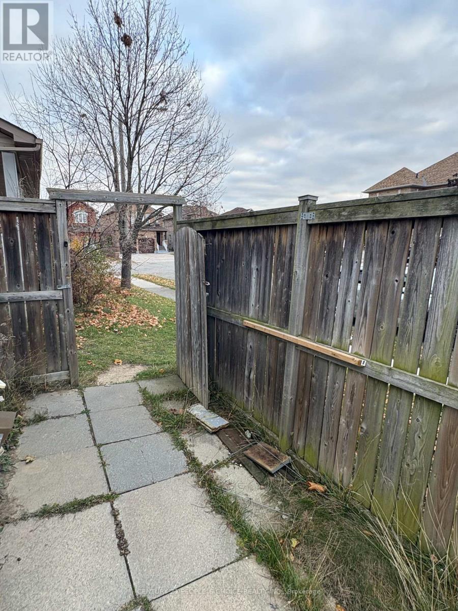 2 Fallstar Crescent, Brampton, Ontario  L7A 2J5 - Photo 4 - W12570154