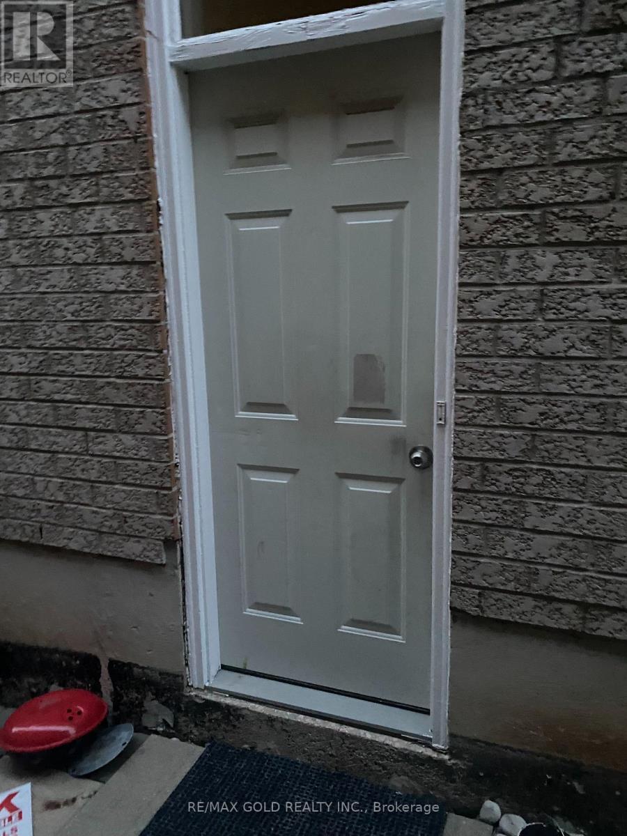 6906 Vicar Gate, Mississauga, Ontario  L5W 1C8 - Photo 2 - W12570196