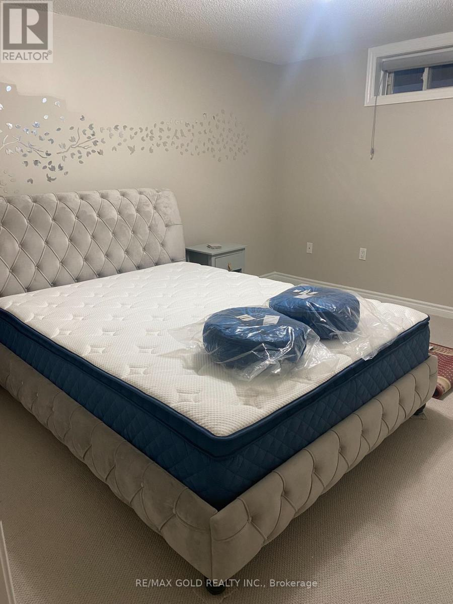 6906 Vicar Gate, Mississauga, Ontario  L5W 1C8 - Photo 3 - W12570196