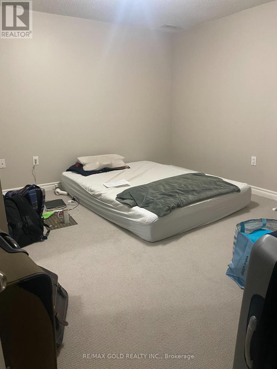 6906 Vicar Gate, Mississauga, Ontario  L5W 1C8 - Photo 4 - W12570196