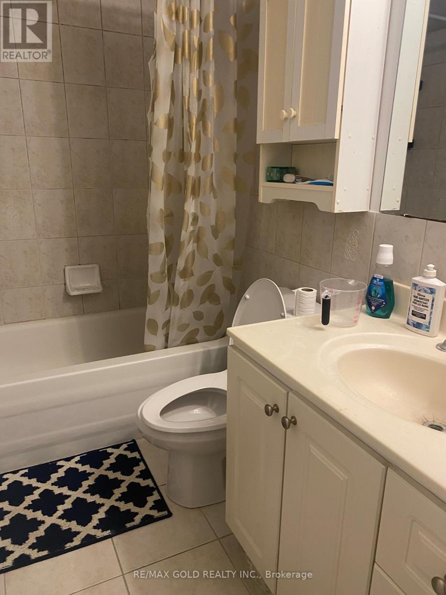 6906 Vicar Gate, Mississauga, Ontario  L5W 1C8 - Photo 5 - W12570196