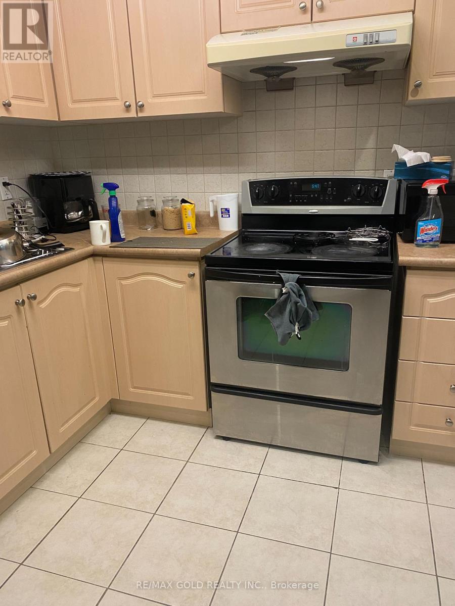 6906 Vicar Gate, Mississauga, Ontario  L5W 1C8 - Photo 7 - W12570196