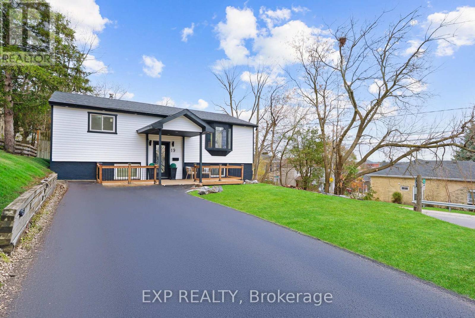 19 Broad Street, Brantford, Ontario  N3R 7E1 - Photo 1 - X12570186