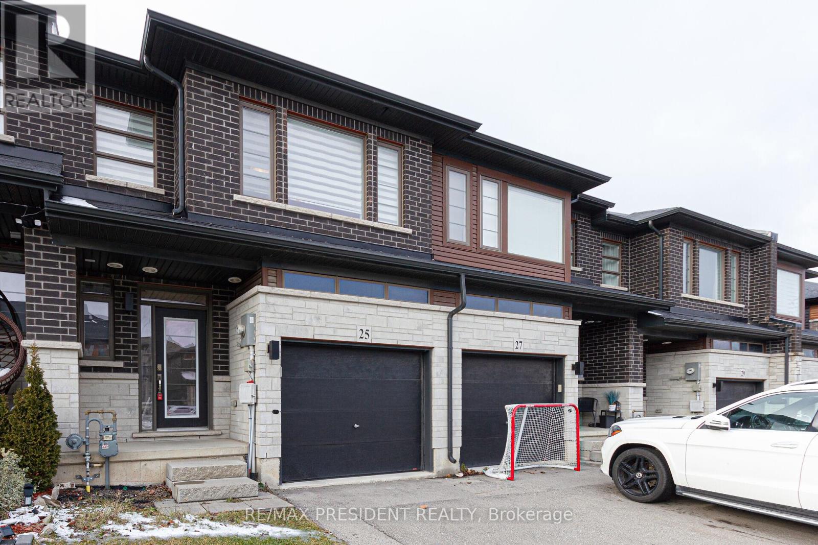 25 Greenwich Avenue, Hamilton, Ontario  L8J 0L5 - Photo 2 - X12522068