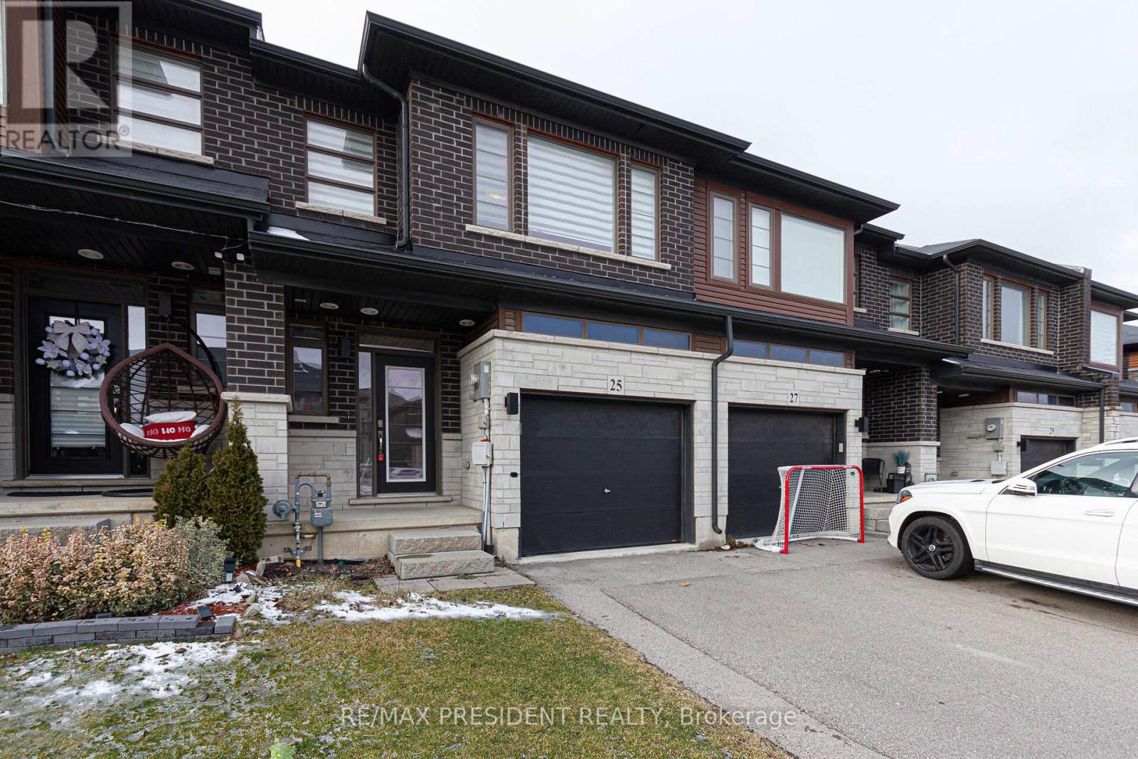 25 Greenwich Avenue, Hamilton, Ontario  L8J 0L5 - Photo 3 - X12522068
