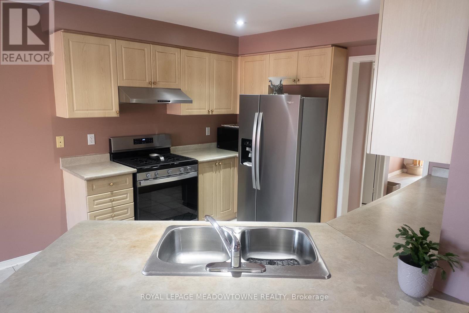 47 Earl Grey Crescent, Brampton, Ontario  L7A 2L2 - Photo 4 - W12570240