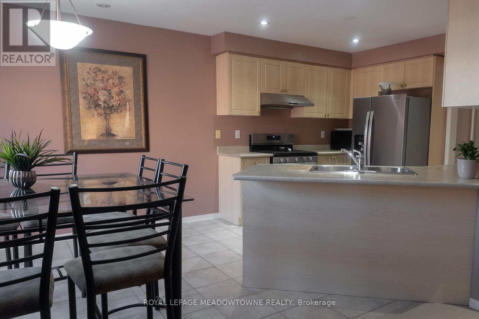 47 Earl Grey Crescent, Brampton, Ontario  L7A 2L2 - Photo 5 - W12570240