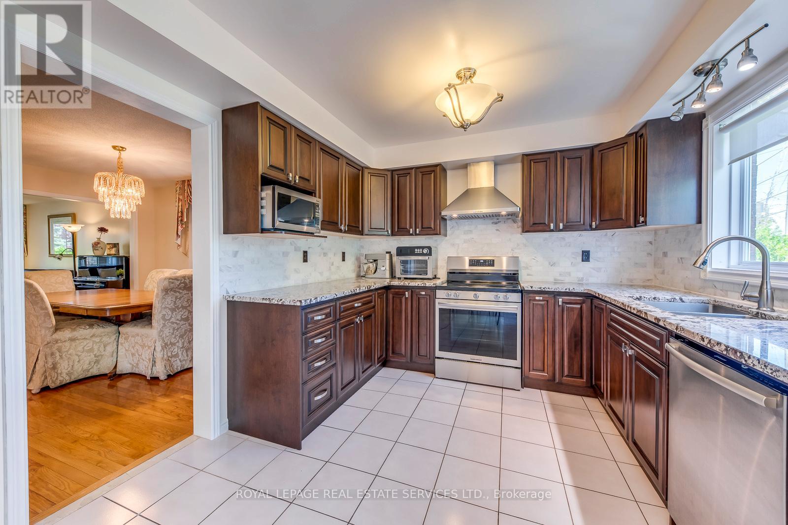 4370 Goldenrod Crescent, Mississauga, Ontario L5V 1E3 - Photo 10 - W12570246