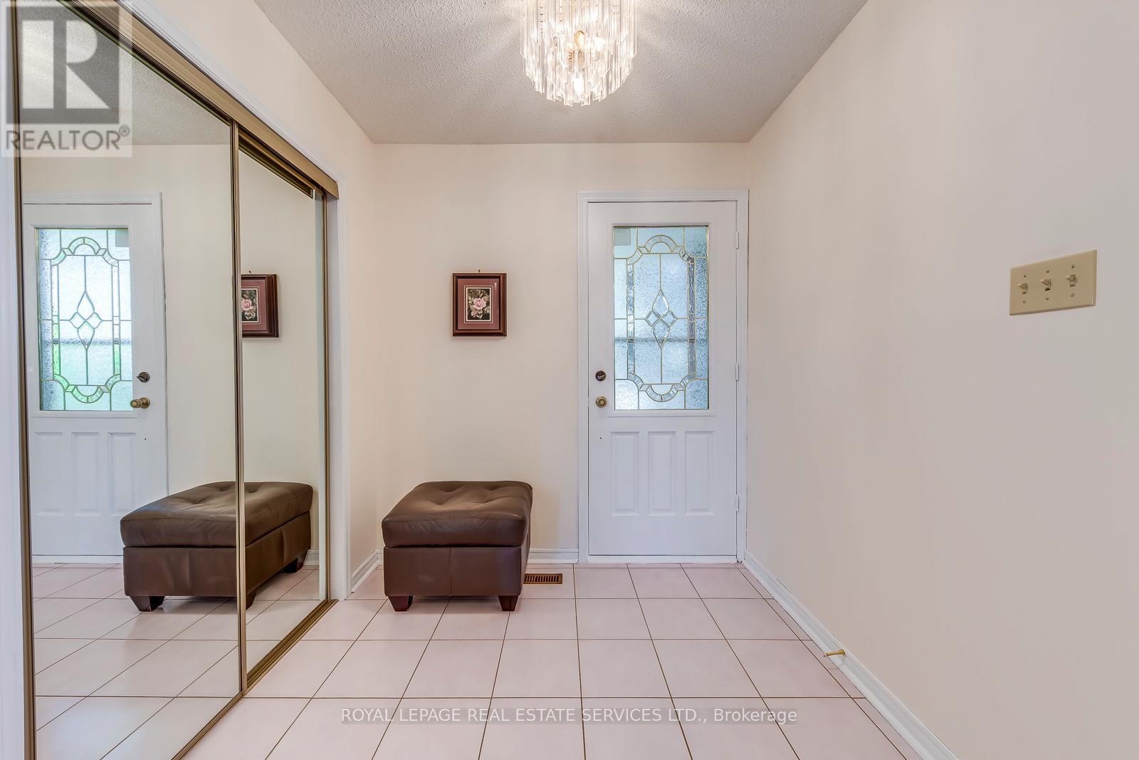 4370 Goldenrod Crescent, Mississauga, Ontario L5V 1E3 - Photo 3 - W12570246