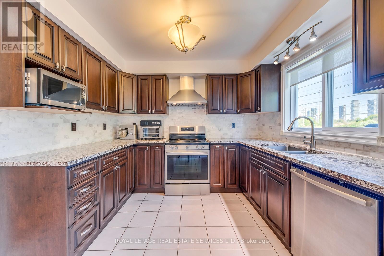 4370 Goldenrod Crescent, Mississauga, Ontario L5V 1E3 - Photo 9 - W12570246