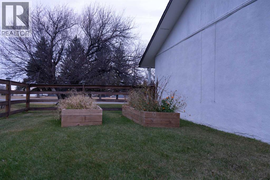 230 E 100 S Street, Raymond, Alberta  T0K 2S0 - Photo 5 - A2271679