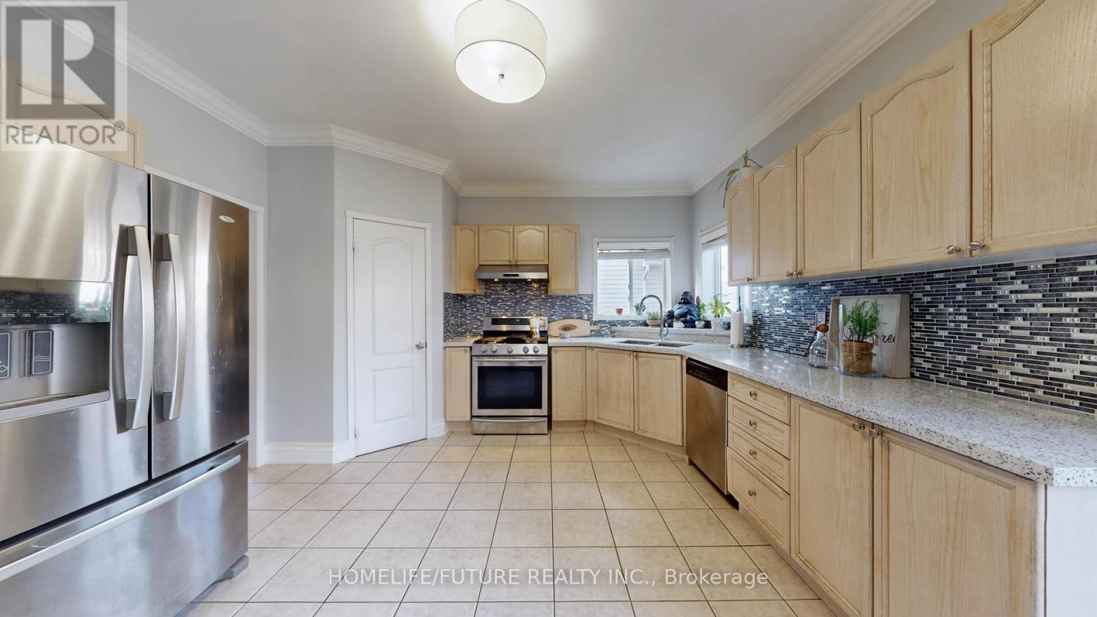 94 Carnwith Drive E, Whitby, Ontario  L1M 2K8 - Photo 12 - E12570292