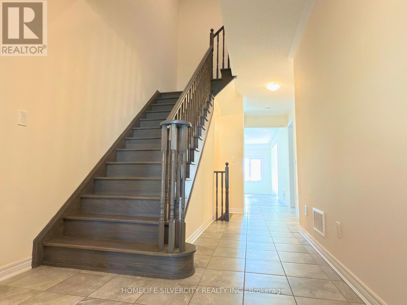 35 Sparkle Drive, Thorold, Ontario  L2V 0H2 - Photo 4 - X12570302