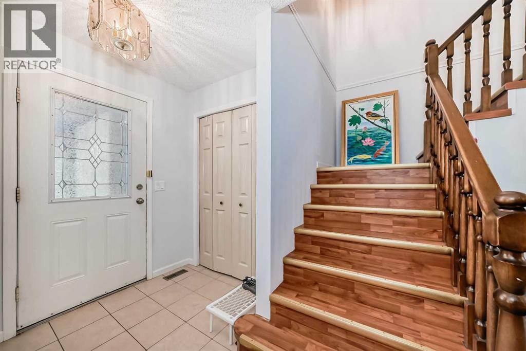 7 Hawksley Crescent Nw, Calgary, Alberta  T3G 3B9 - Photo 4 - A2268348