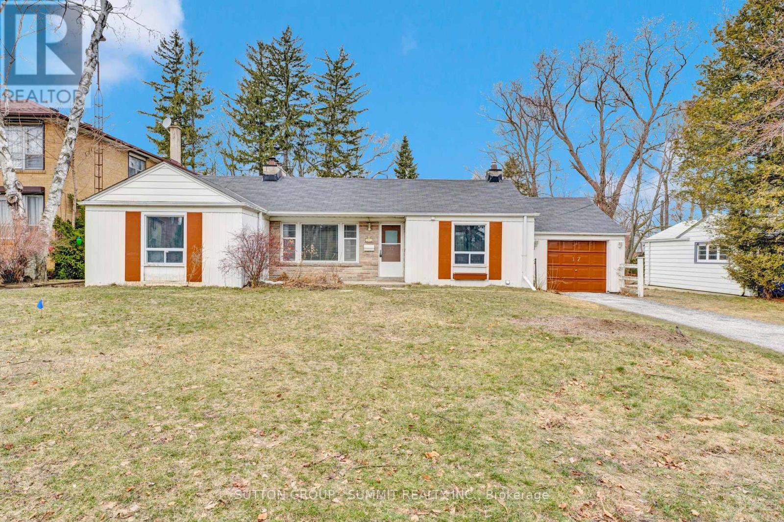 17 Ben Machree Drive, Mississauga, Ontario  L5H 2S2 - Photo 1 - W12570320