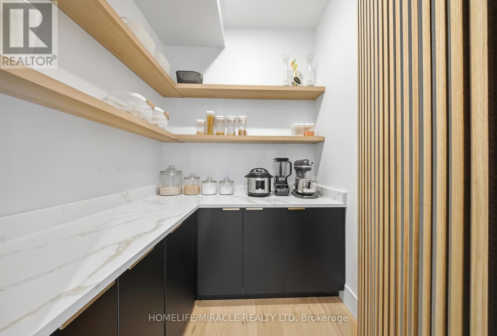 1653 Glenburnie Road, Mississauga, Ontario L5G 3E4 - Photo 4 - W12564994