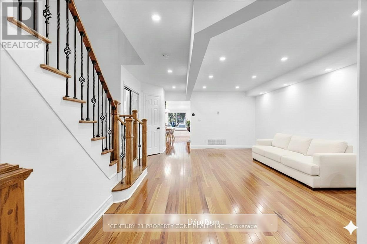 5378 Tree Crest Court, Mississauga, Ontario L5R 3Z6 - Photo 4 - W12570346