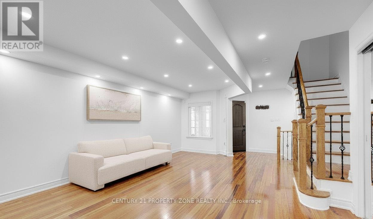 5378 Tree Crest Court, Mississauga, Ontario L5R 3Z6 - Photo 5 - W12570346