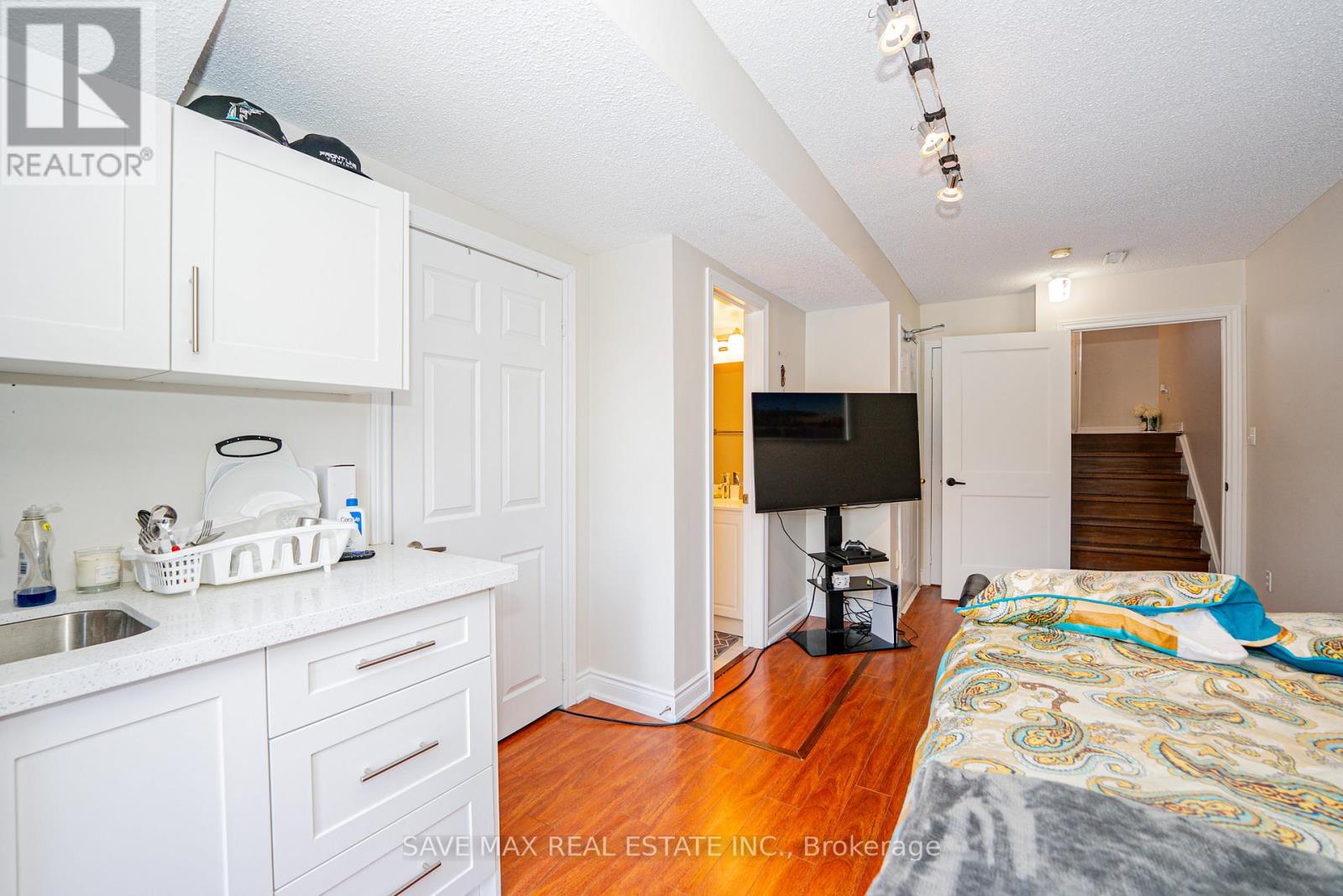 65 - 2 Clay Brick Court, Brampton, Ontario L6V 4M7 - Photo 5 - W12570388