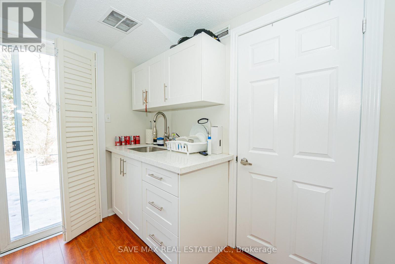 65 - 2 Clay Brick Court, Brampton, Ontario L6V 4M7 - Photo 6 - W12570388