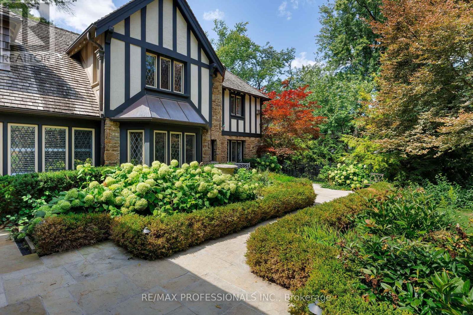 16 Kingsway Crescent, Toronto, Ontario  M8X 2P9 - Photo 10 - W12395622