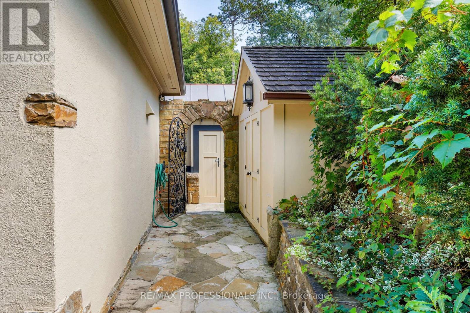 16 Kingsway Crescent, Toronto, Ontario  M8X 2P9 - Photo 26 - W12395622