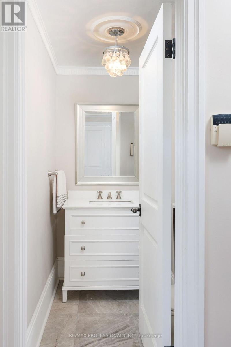 16 Kingsway Crescent, Toronto, Ontario  M8X 2P9 - Photo 29 - W12395622