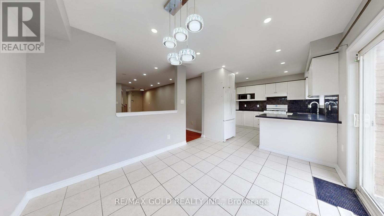 73 Pauline Crescent, Brampton, Ontario  L7A 2V5 - Photo 10 - W12570408