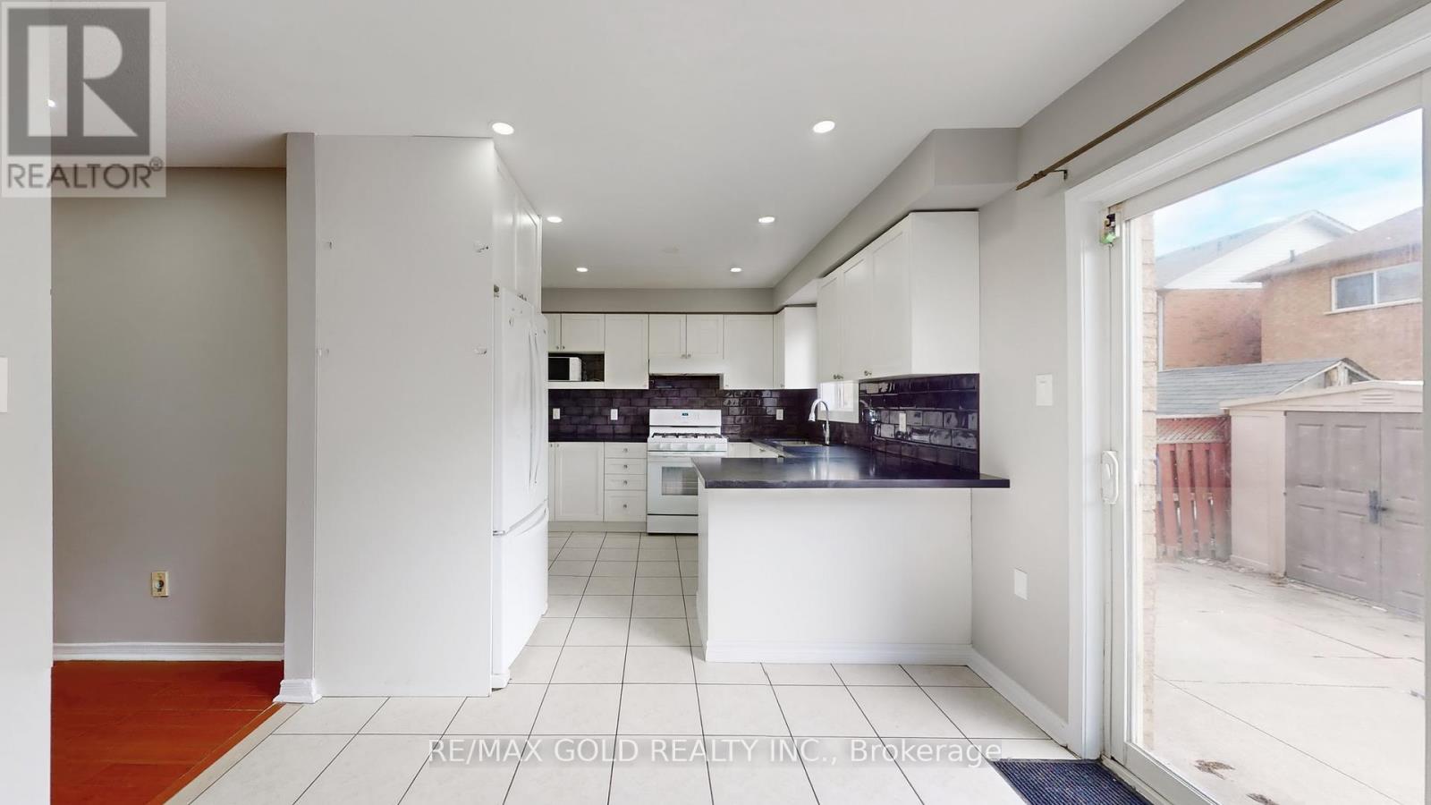 73 Pauline Crescent, Brampton, Ontario  L7A 2V5 - Photo 12 - W12570408