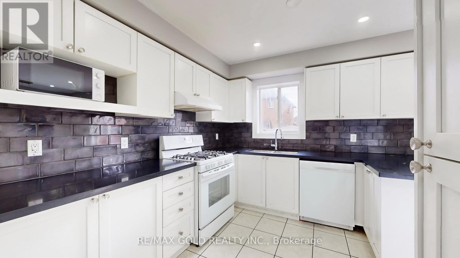 73 Pauline Crescent, Brampton, Ontario  L7A 2V5 - Photo 13 - W12570408