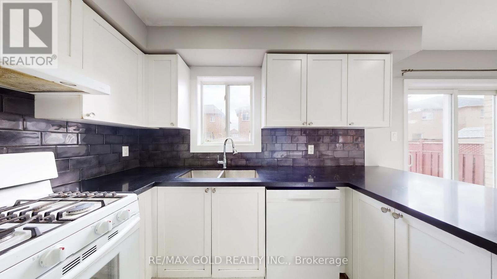 73 Pauline Crescent, Brampton, Ontario  L7A 2V5 - Photo 15 - W12570408