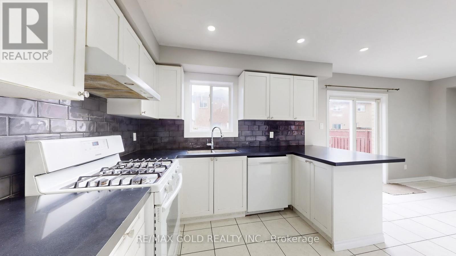 73 Pauline Crescent, Brampton, Ontario  L7A 2V5 - Photo 16 - W12570408