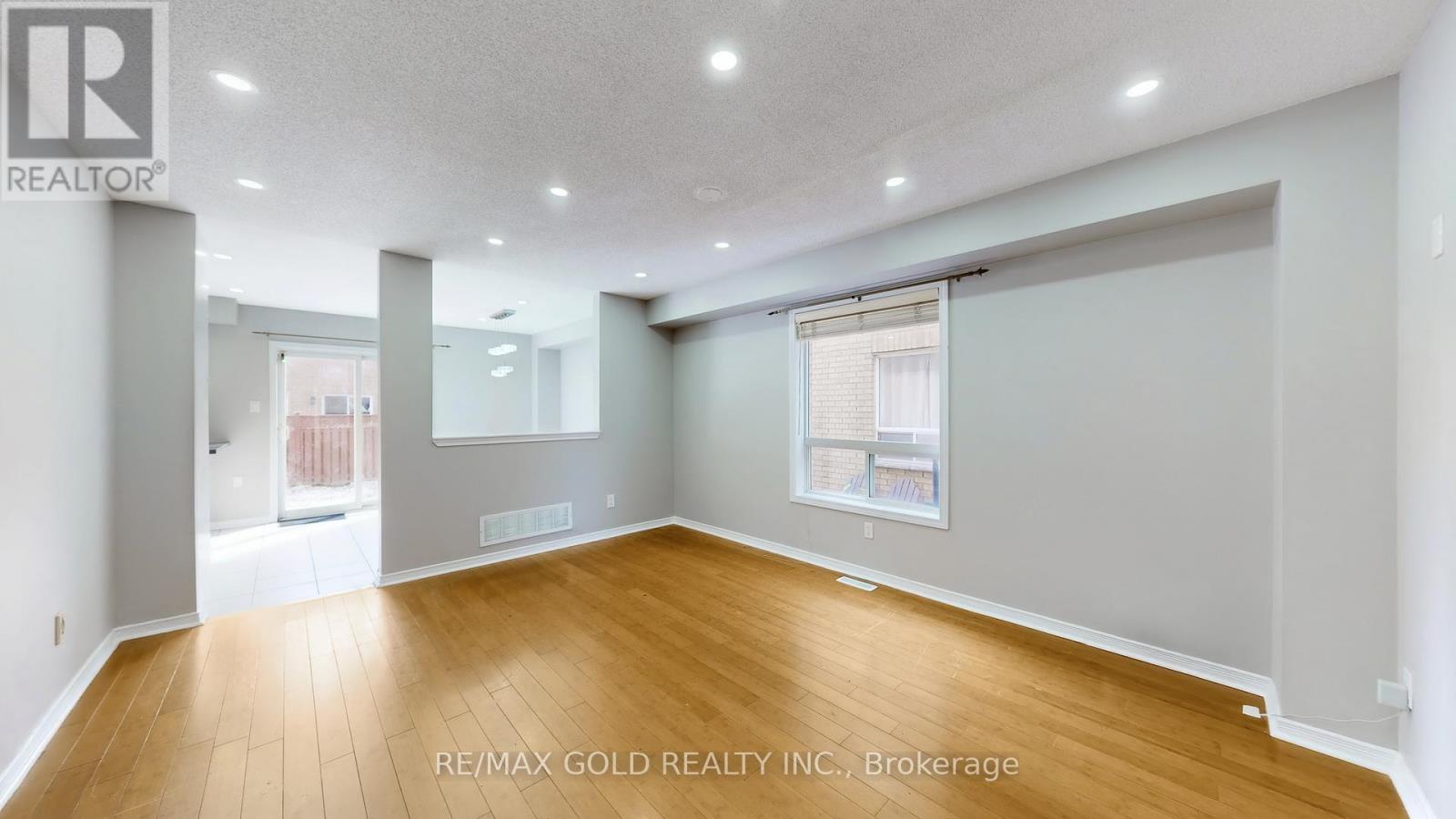 73 Pauline Crescent, Brampton, Ontario  L7A 2V5 - Photo 4 - W12570408