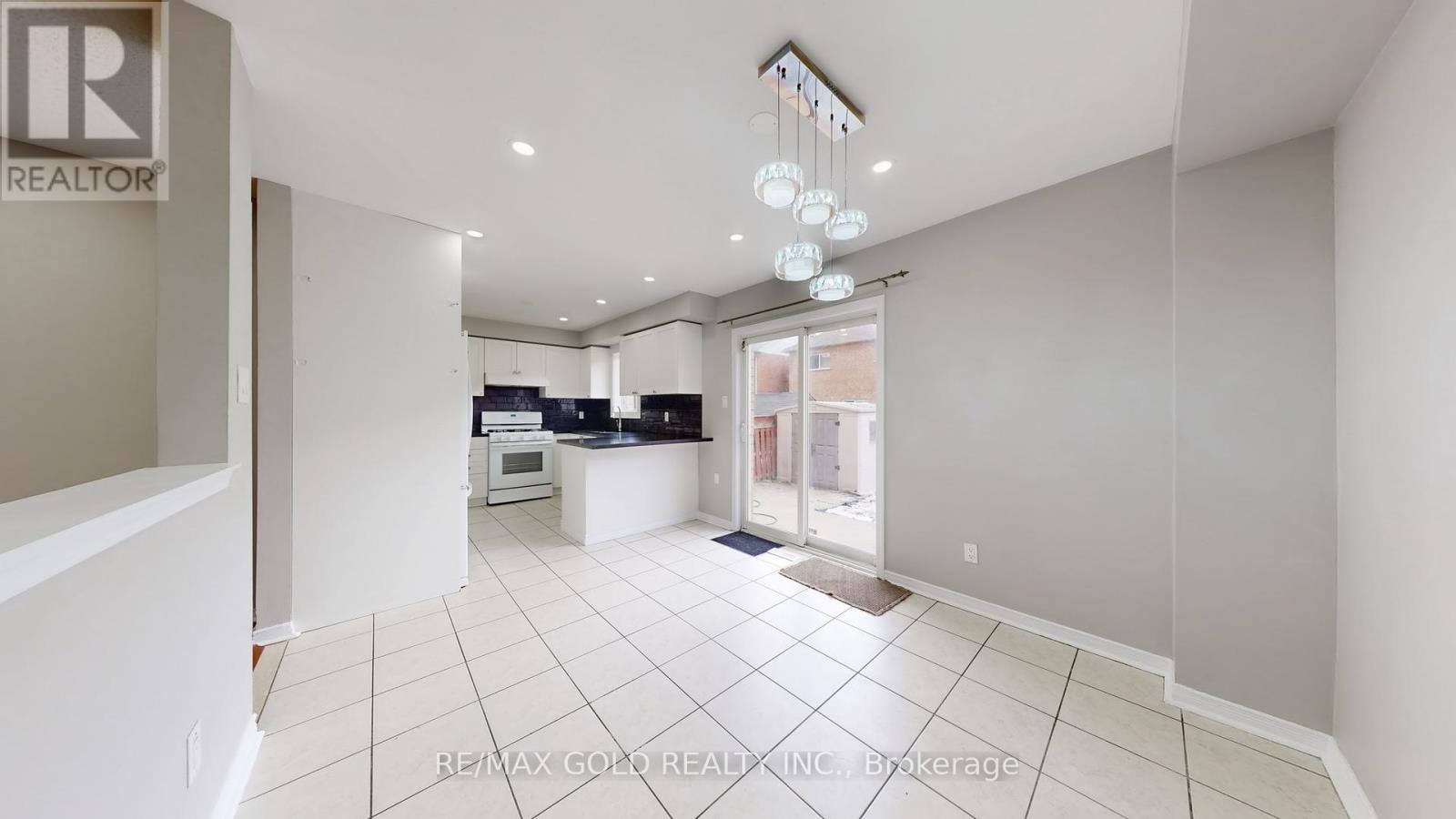 73 Pauline Crescent, Brampton, Ontario  L7A 2V5 - Photo 9 - W12570408