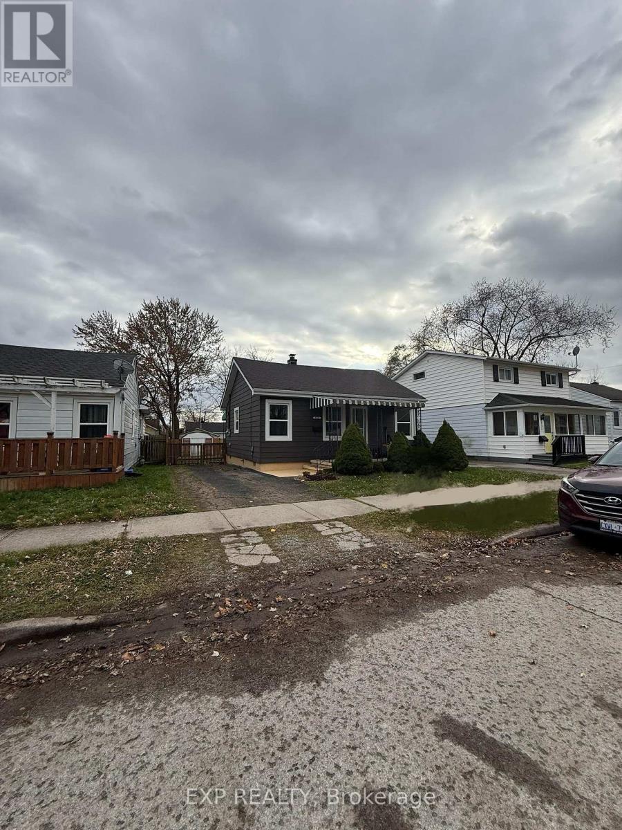 6318 Skinner Street, Niagara Falls, Ontario L2G 2Y7 - Photo 2 - X12568158
