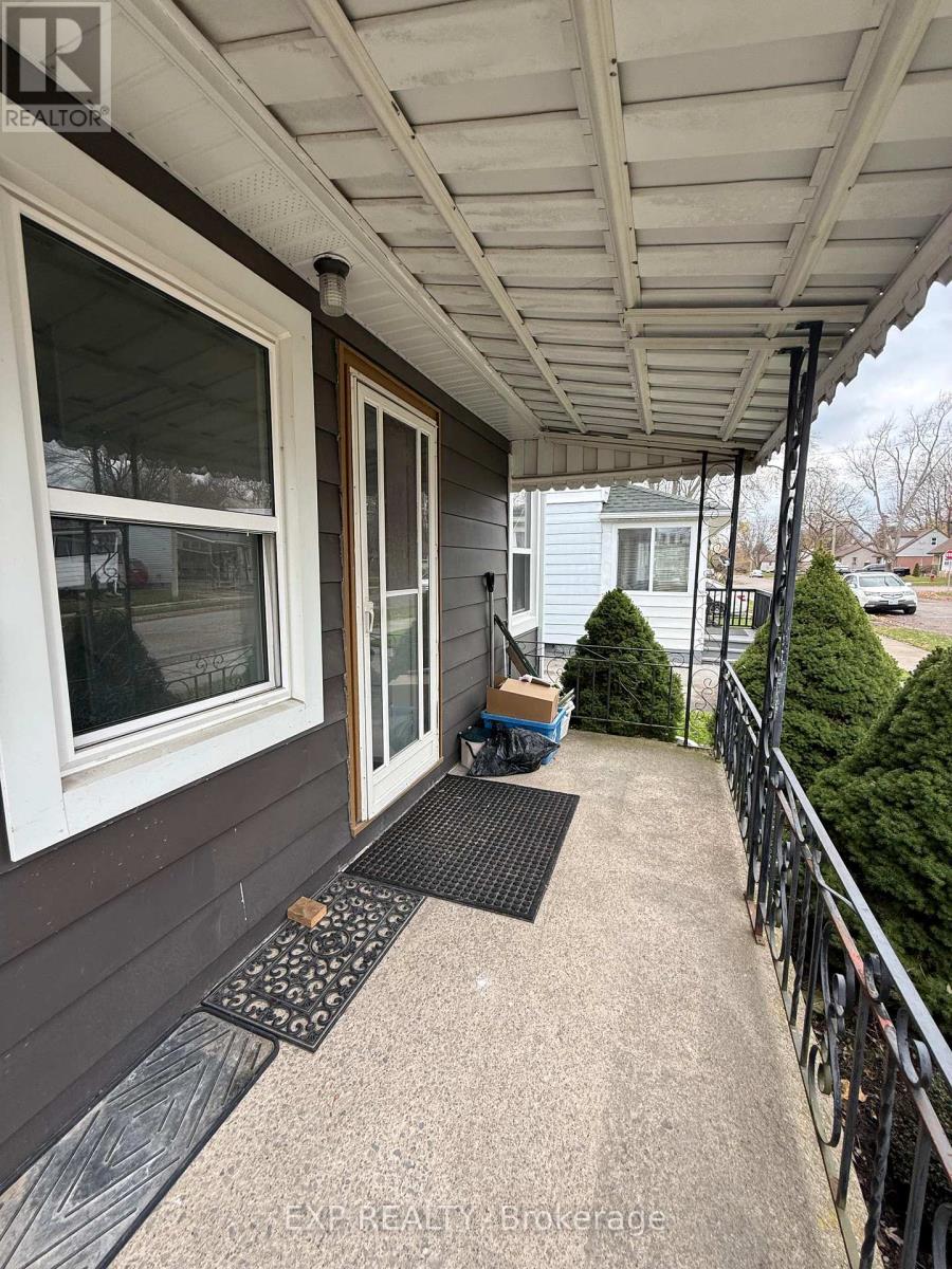 6318 Skinner Street, Niagara Falls, Ontario L2G 2Y7 - Photo 3 - X12568158